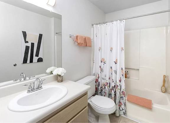 Modern Bathroom at La Regencia Apartments, San Diego