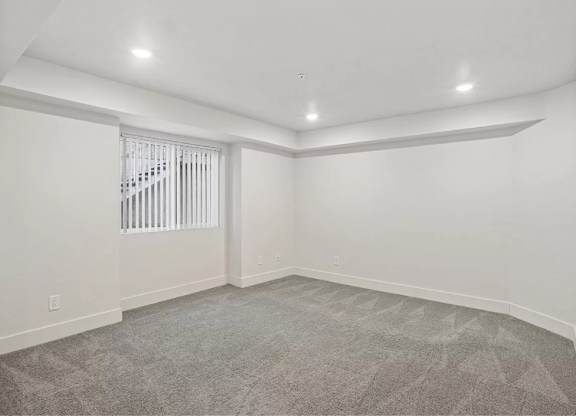 Master Carpeting at La Regencia Apartments, San Diego, CA, 92122