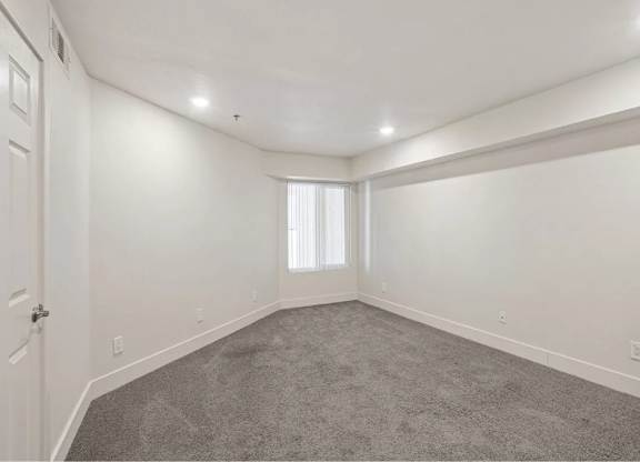 Plush Carpeting at La Regencia Apartments, San Diego, California