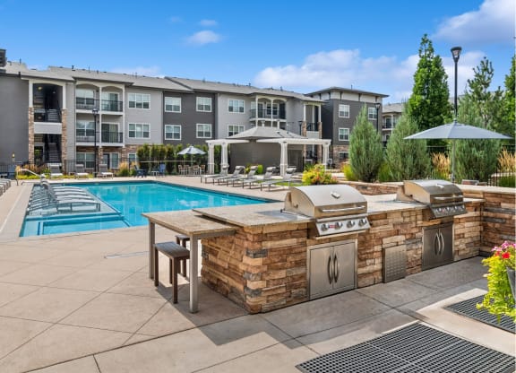 outdoor grilling area at Carrick Bend apartments