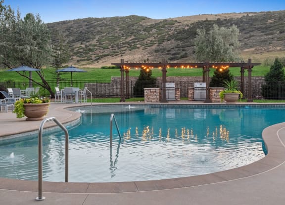 poolside grilling area and al fresco dining at Dakota Ridge apartments