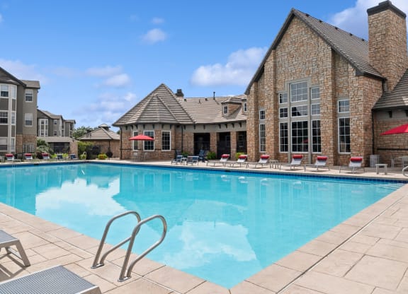 swimming pool at Red Hawk Ranch apartments
