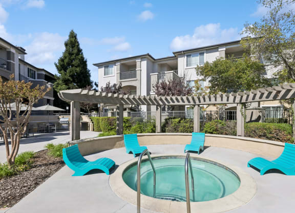 hot tub at Bridgeport Ranch apartments