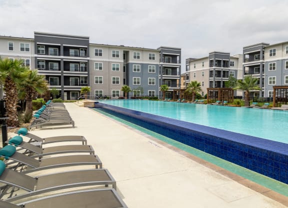 swimming pool at Berkshire Creekside apartments