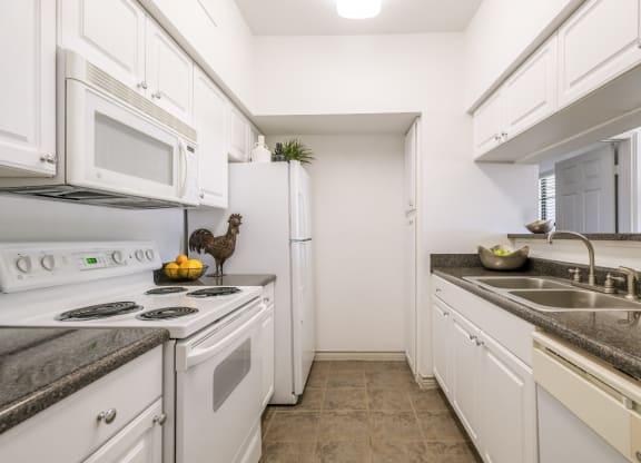 spacious kitchen at Stoneleigh on Spring Creek apartments