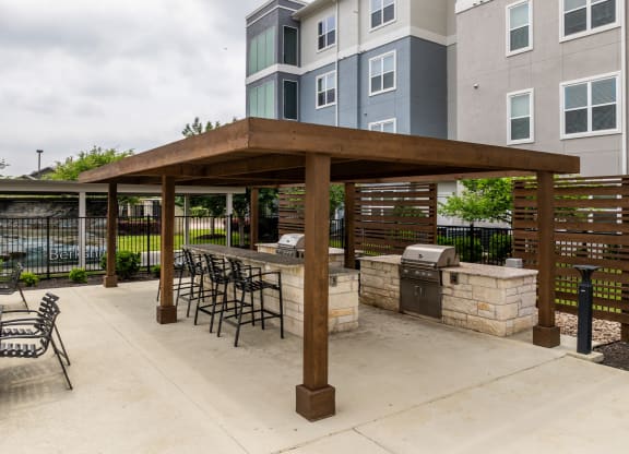 outdoor patio and grilling area at Berkshire Creekside apartments