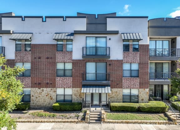 exterior view of Soho Parkway apartments McKinney, TX