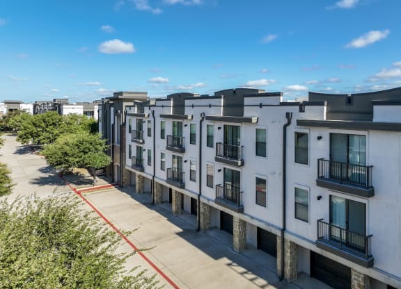 Soho Parkway apartments with garages in McKinney, TX