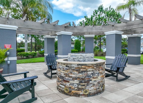 outdoor patio and lounging area at The Reserves at Alafaya apartments