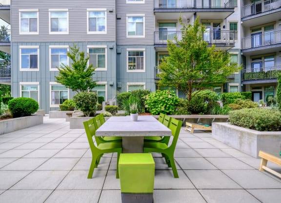 outdoor courtyard with al fresco dining at Elan Redmond apartments