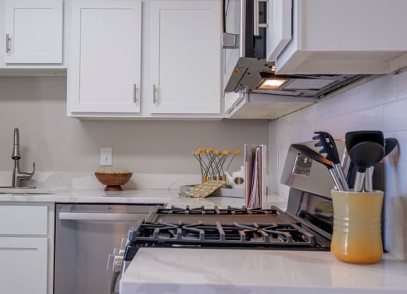 Heathermoor and Bedford Commons apartments kitchen with white cabinets and stainless appliances