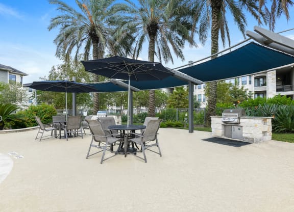 Falls at Eagle Creek apartments outdoor grilling and al fresco dining area