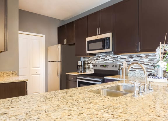 Reserves at Alafaya apartments luxury kitchen