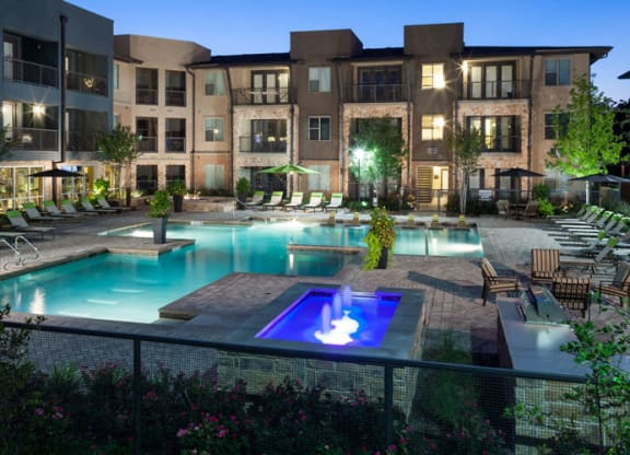 Posh Swimming Pool with Sunning Ledge and Wifi at Berkshire Medical District, Dallas