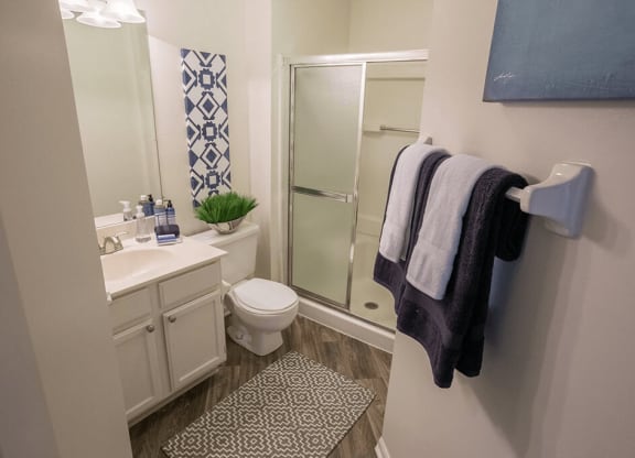 Bathroom With Bathtub at The Residence at Christopher Wren Apartments, Ohio, 43230