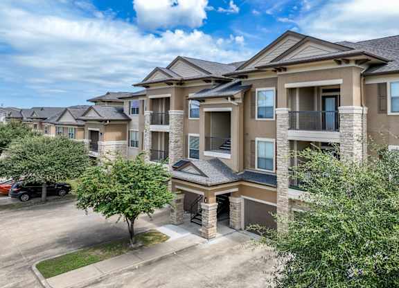 exterior view of The Falls at Copper Lake apartments in Houston