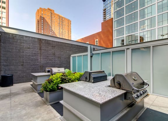 BBQ Grills at Eight O Five Apartments Chicago Outdoor Kitchen and BBQ