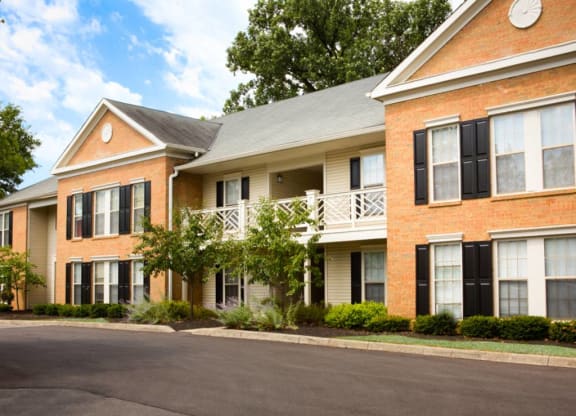 Exterior building view Kensington Grove apartments Ohio 43081