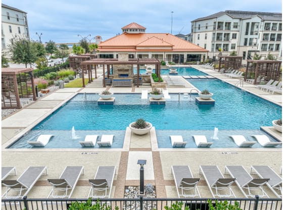swimming pool at Park at Bayside apartments