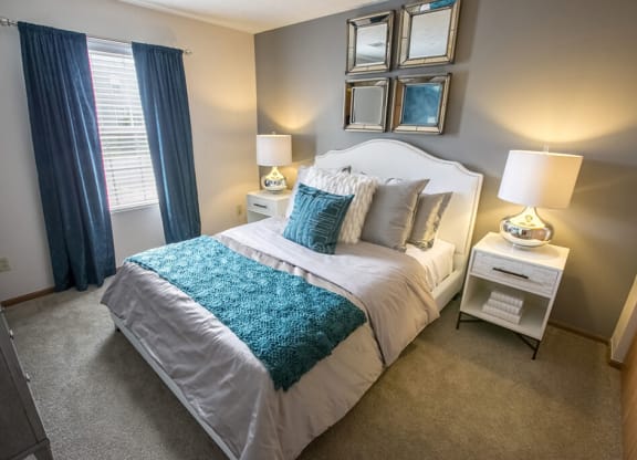 Bedroom at Perimeter Lakes Apartments, Ohio