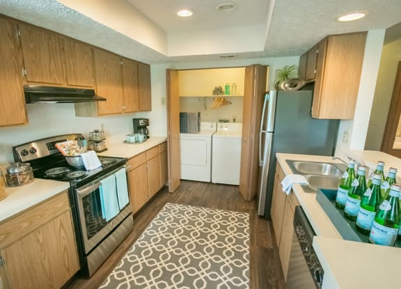 Fully Equipped Kitchen at Perimeter Lakes Apartments, Dublin, OH