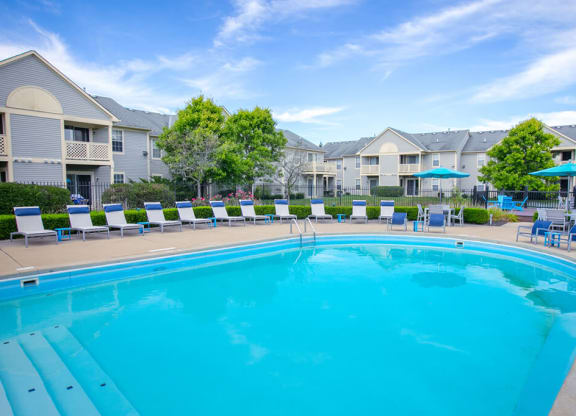 Outdoor Swimming Pool at Perimeter Lakes Apartments, Dublin, Ohio