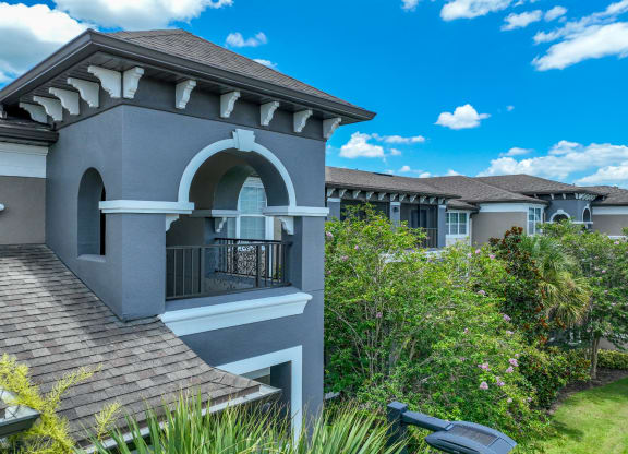 exterior view of The Reserves at Alafaya apartments