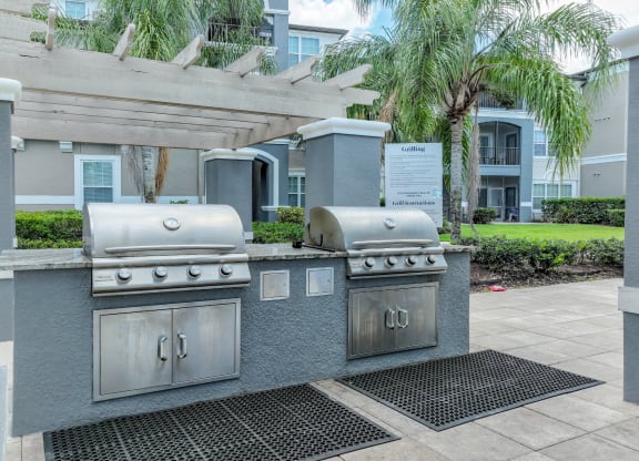 outdoor grilling area at The Reserves at Alafaya apartments