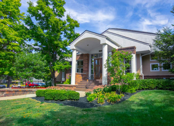 Exterior View at Saw Mill Village Apartments, Columbus, OH, 43235