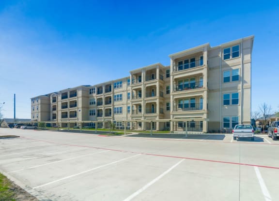 Exterior view parking lot at Retreat at Wylie, Wylie, TX