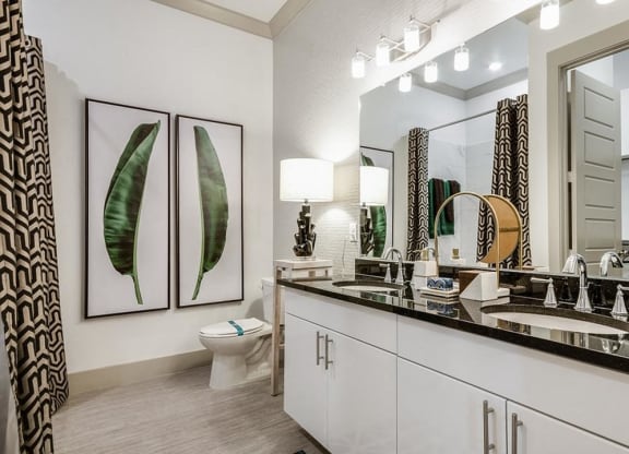 Designer Bathroom Suites at Berkshire Spring Creek, Garland, TX