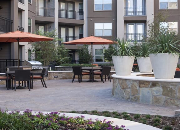 Poolside Dining Tables at Berkshire Amber, Texas