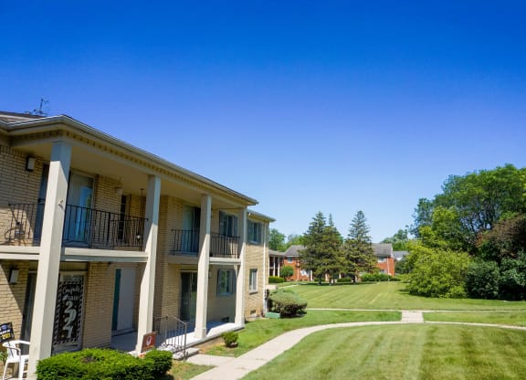 Spacious courtyard at Riverstone in Southfield, Michigan