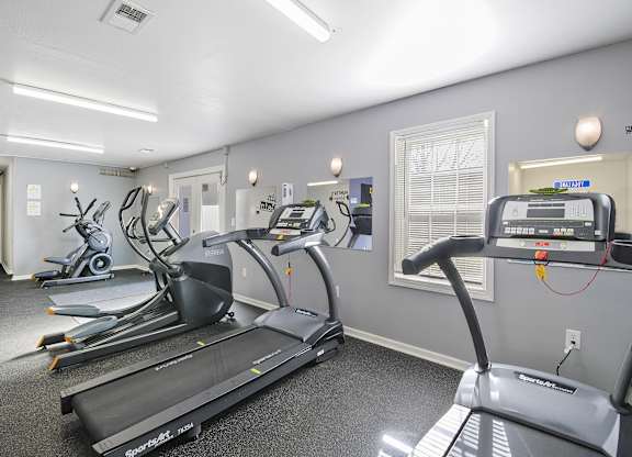 Apartments with a fitness center in Kalamazoo. Treadmills in a gym in Hunter's Ridge Apartments near WMU