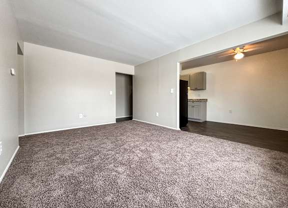 Apartment with spacious living rooms in Warren, MI. Apartments with dining rooms in Warren. Warren Woods