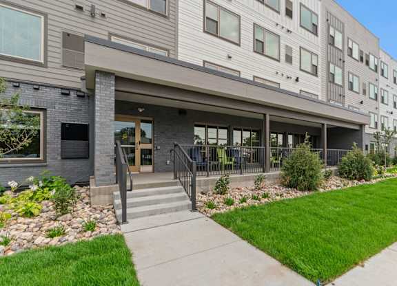 5240 Apts front porch