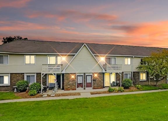 Exterior of Fox Club apartments in Indianapolis, IN. 