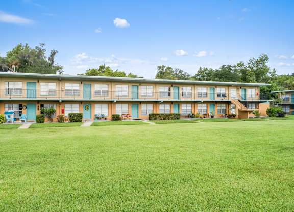 Park Apartments in Daytona Beach with a large green lawn