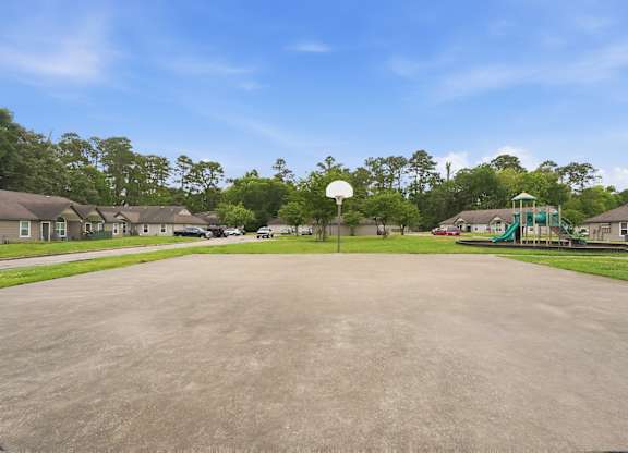 Basketball courts at Dayton Park Apartments in Dayton TX