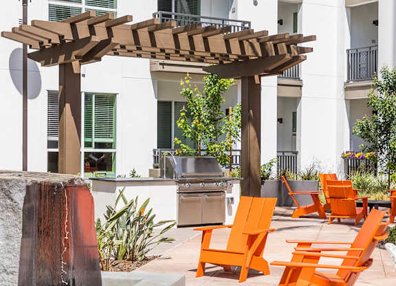 Courtyard seating area at 808 West in San Jose CA