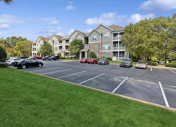 Building exterior at Lakeside Vista Apartments in Kennesaw GA