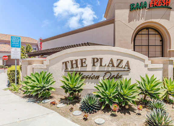 Shopping plaza near CALIXA Apartment Homes in Camarillo CA
