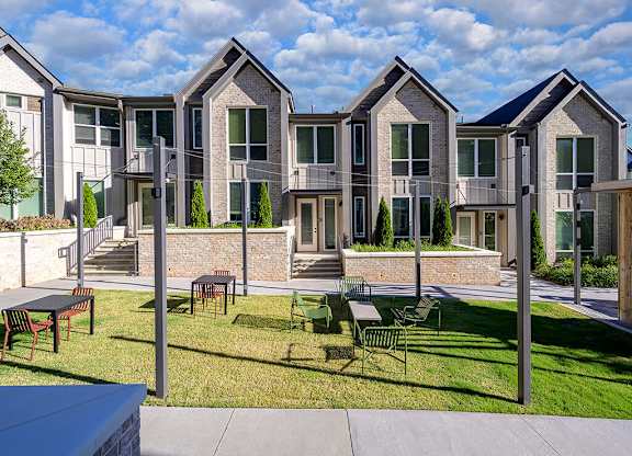Community green space at the townhomes Wayfern Apartments Sandy Springs GA