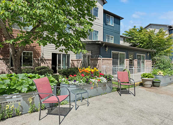 Courtyard patio at Alderwood Court in Lynnwood WA