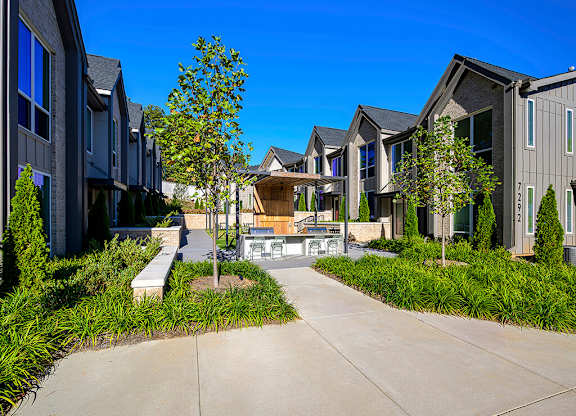 Courtyard at the townhomes Wayfern Apartments Sandy Springs GA