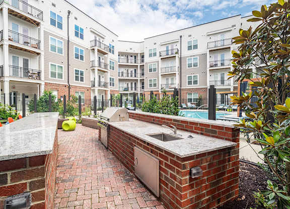 Courtyard BBQ grill at The Belhaven in Alexandria VA