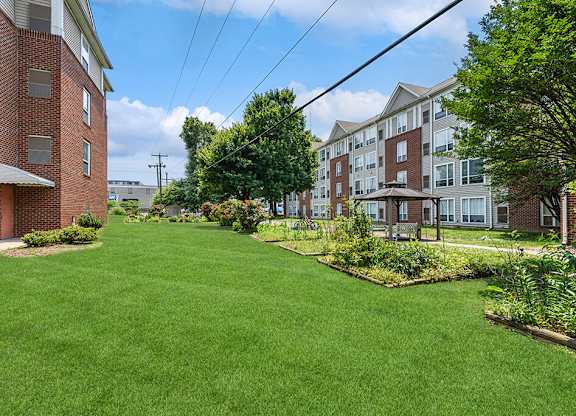 Courtyard Exterior Garden at Guardian Place in Richmond, VA