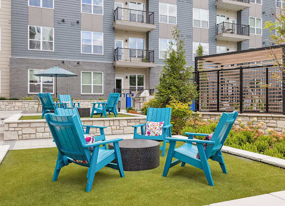 Courtyard lawn chairs at Jayden Apartments in Peabody MA
