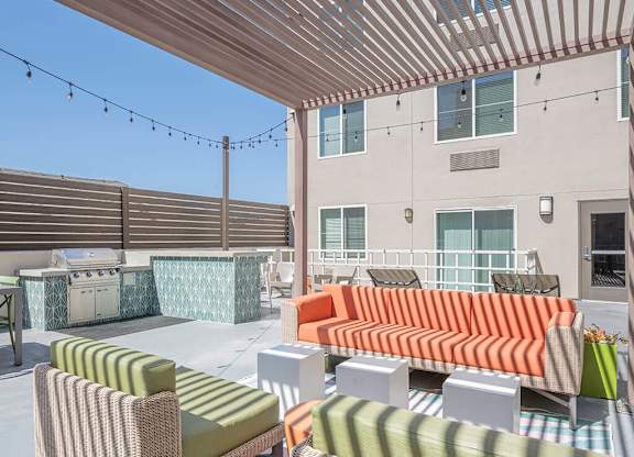Courtyard Upper Level Covered Seating at il Palazzo Apartments in San Diego CA