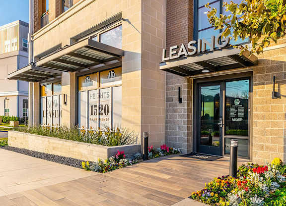 Exterior Building  Entrence at Heights at 1520 Apartments in Houston TX
